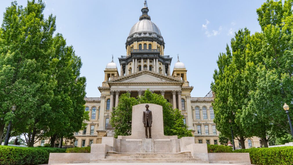 Abraham Lincoln statue in front of the Illinois State Capital Building in Springfield, Illinois